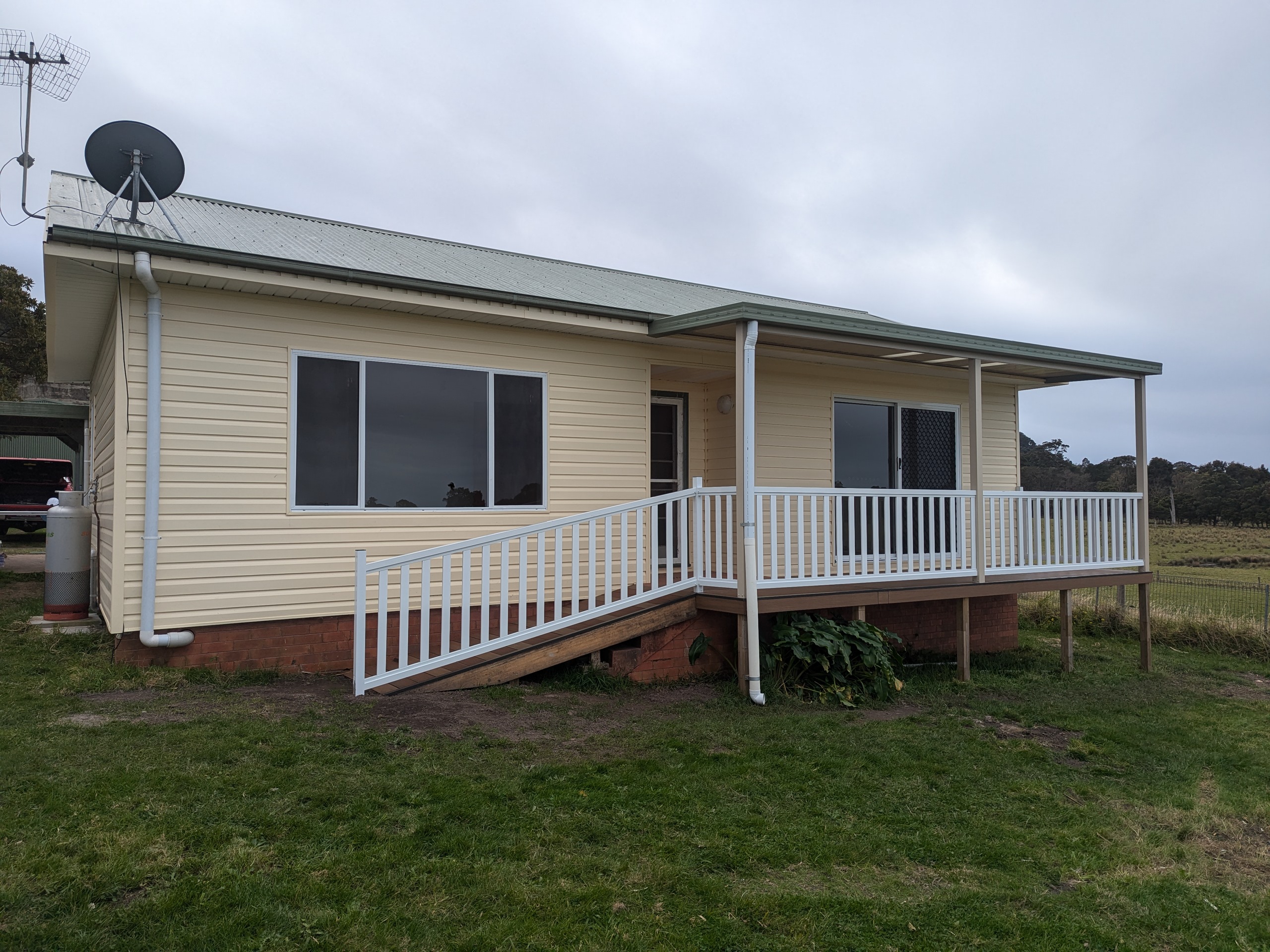 PXL_20240729_222511355.MP Durable solid vinyl cladding with modern horizontal panel design for Australian coastal homes and exterior renovations in Wollongong