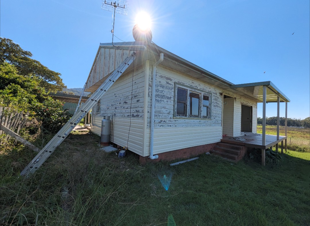 Screenshot_20250730-190150~2 Durable solid vinyl cladding with modern horizontal panel design for Australian coastal homes and exterior renovations.