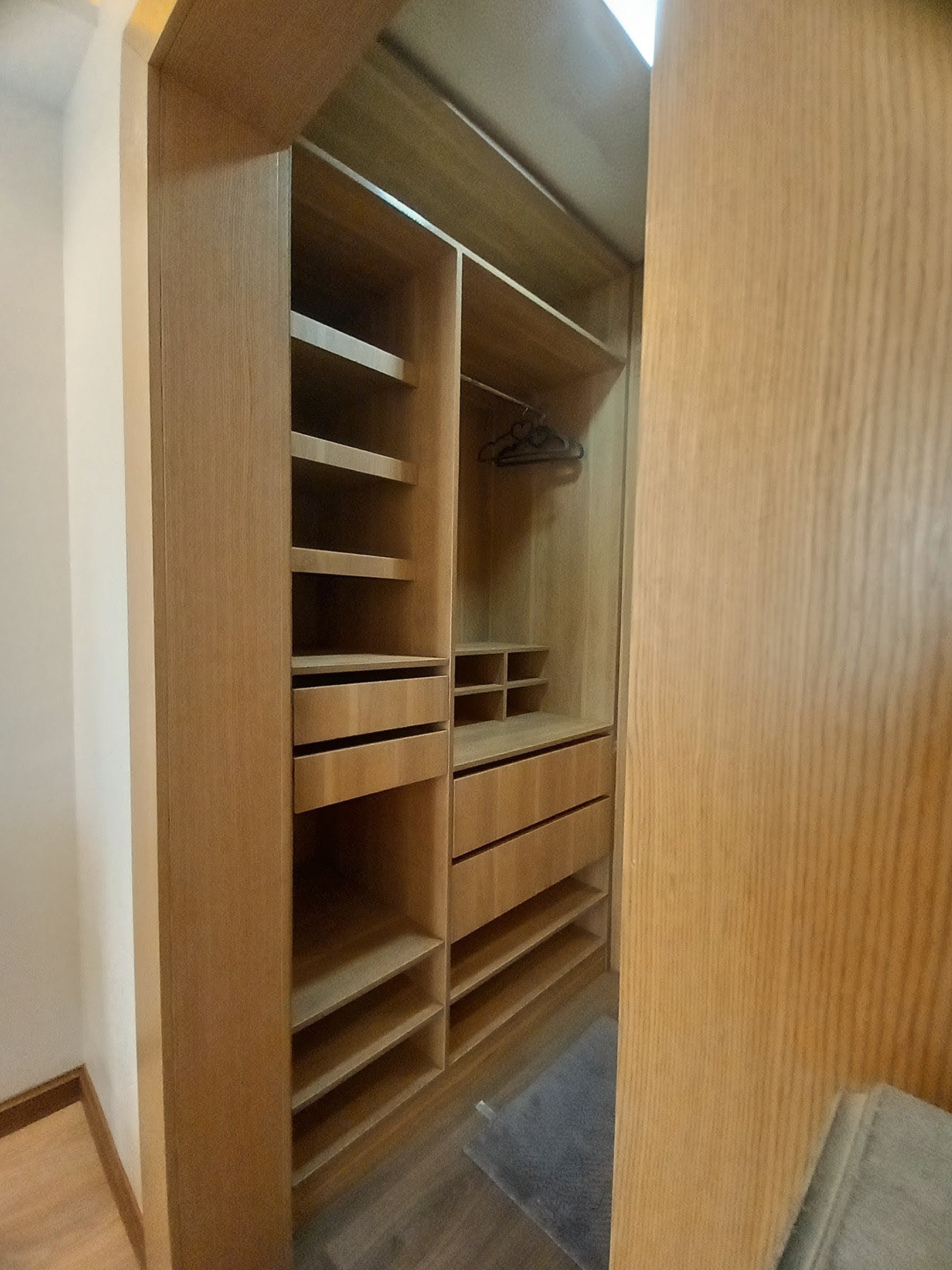 Custom built-in wardrobe by Mojo Craftsman in Wollongong